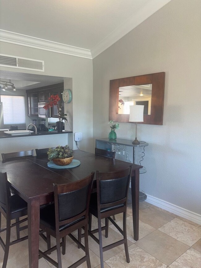 Building Photo - Meridian 1 Bed | 1 Bath Top-Floor Unit with Great City Views.Newly Upgraded with Laminate Floorin...