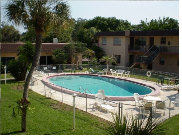 Primary Photo - Le Mans Apartments