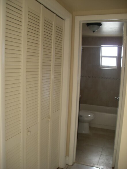 Building Photo - 685 Miller Dr
