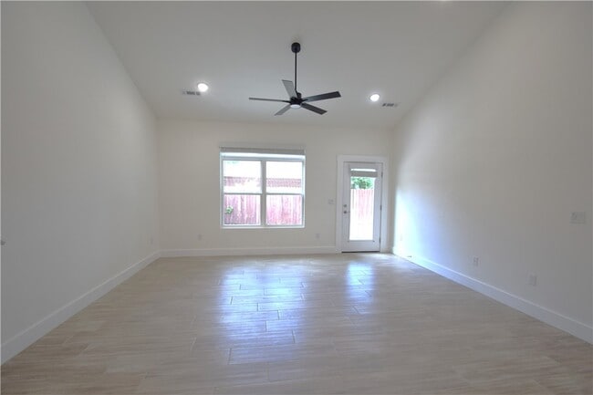 Building Photo - 668 Sun Meadows Loop