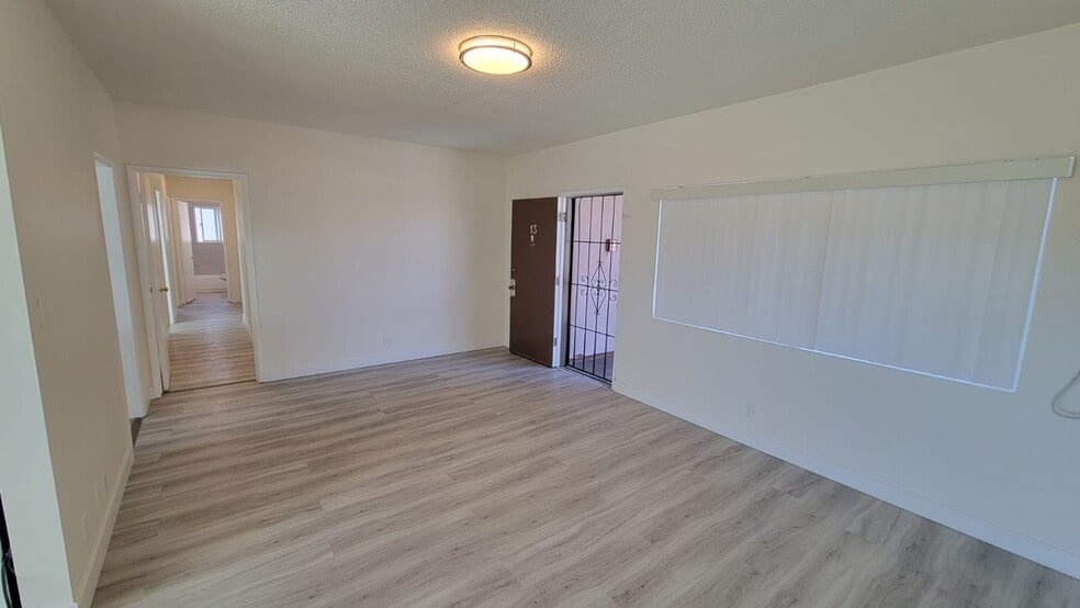 Building Photo - 13129 Oxnard St