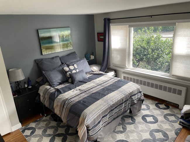 Large bedroom (Queen) - 169 Foster St