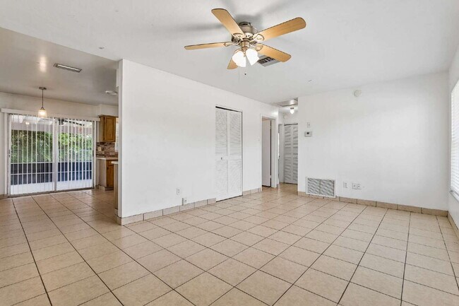 Building Photo - Charming 2-Bed Oasis on Providence Blvd – Cozy Living in Deltona!