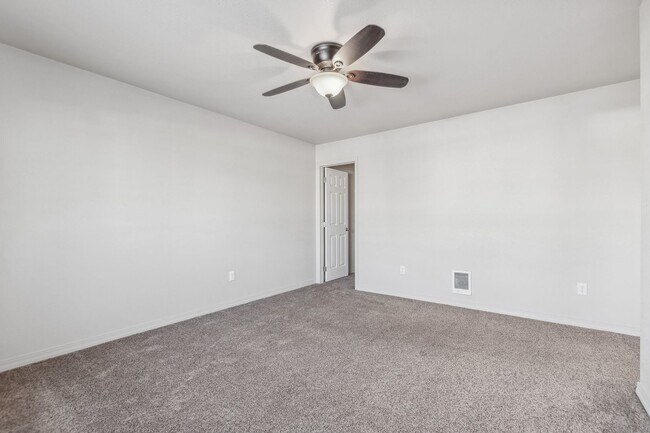 Building Photo - Adorable 3 bedroom. 2.5 bathTownhome in Columbia Falls