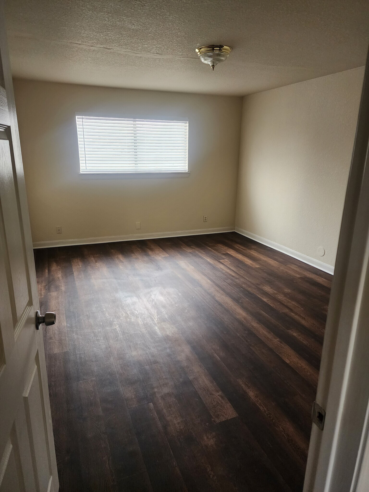 Building Photo - 1955 Camelot St