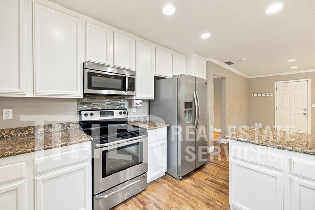 Building Photo - 639 Flower Dr