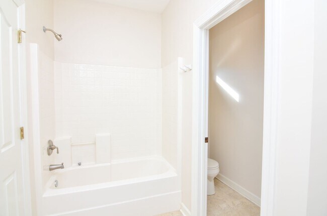 Building Photo - 604 Georgian Way