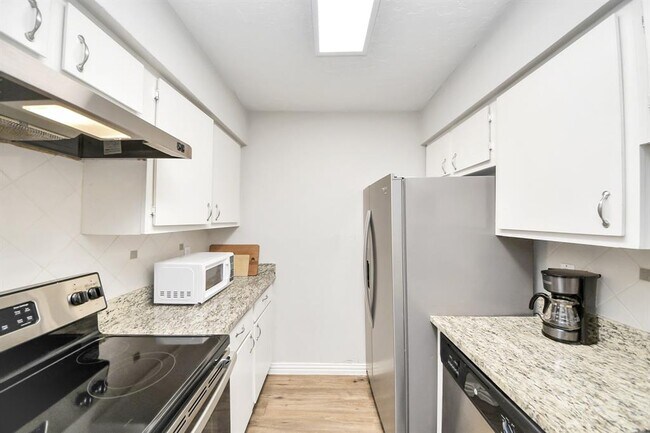 Building Photo - 5711 Sugar Hill Dr