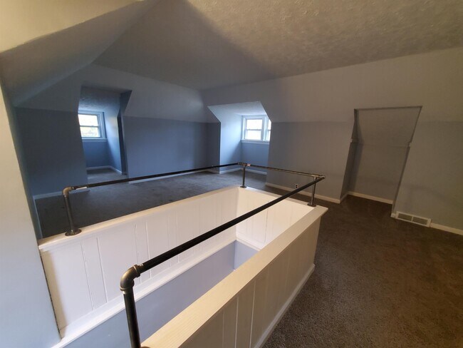 Building Photo - 85 Lyndale Dr