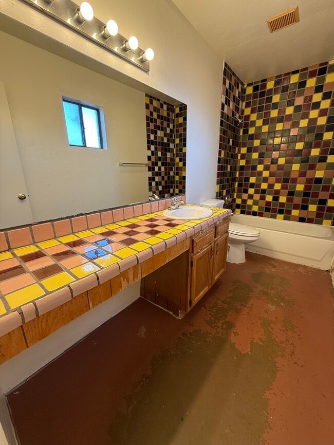 Building Photo - Town Home For Rent