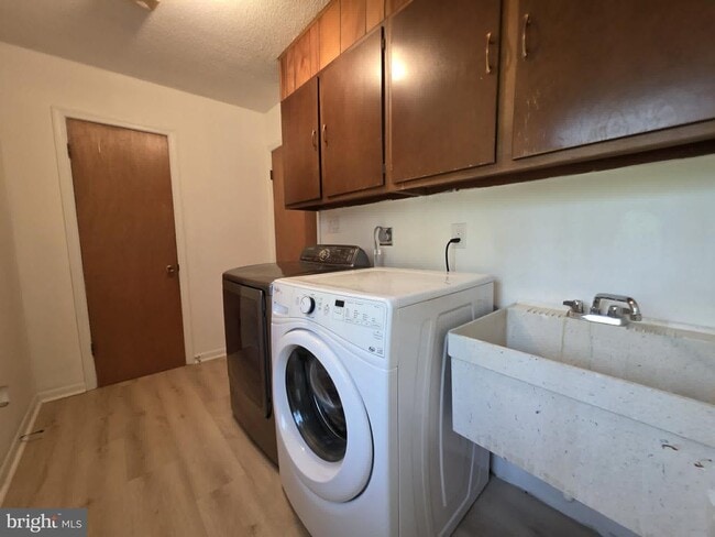 Building Photo - 8241 Robin Hood Dr