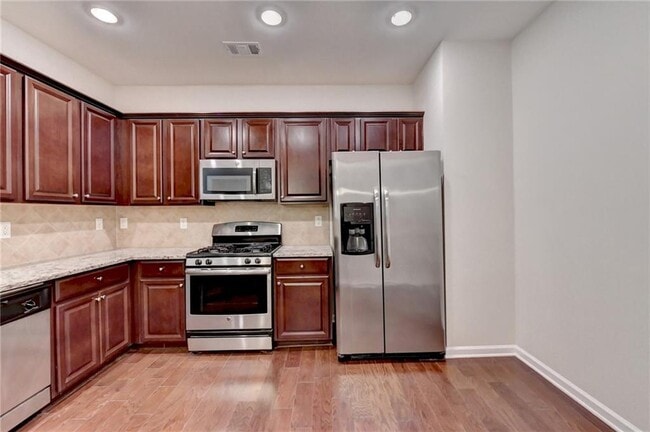 Building Photo - 2152 Greencrest Cir