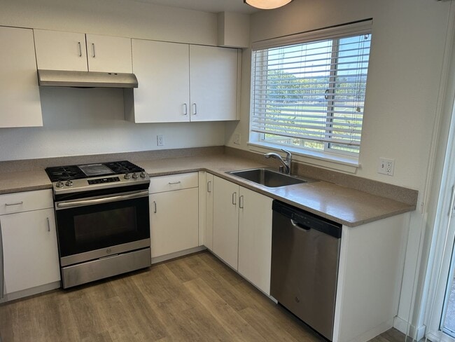 Building Photo - Spacious 2 Bed, 1.5 Bath, 900 Square Foot Apartment with Air Conditioning.