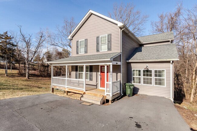 Building Photo - 301 Rollason Dr
