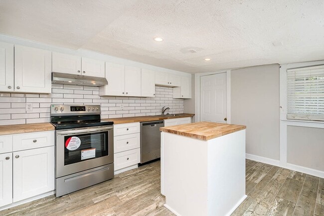 Building Photo - Charming 3BD, 2BA Raleigh Home on a Large ...