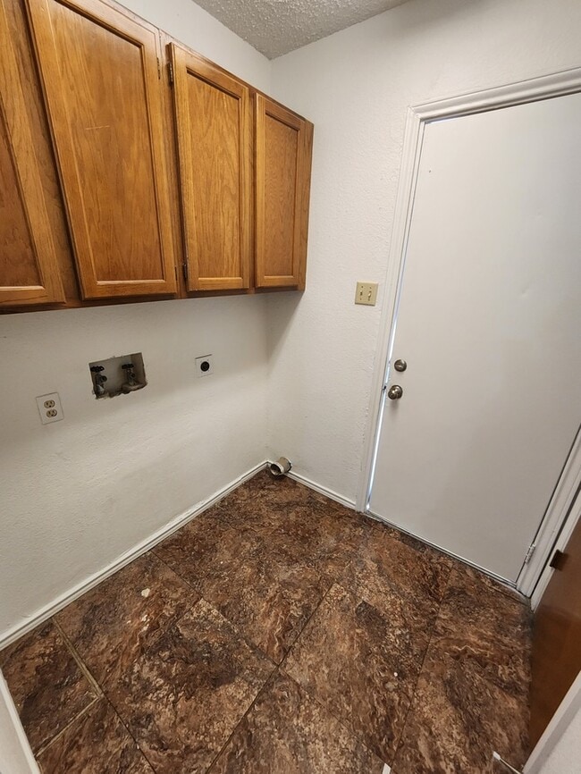 Building Photo - 3 bed 2 bath townhome, 1 car garage and 1 ...
