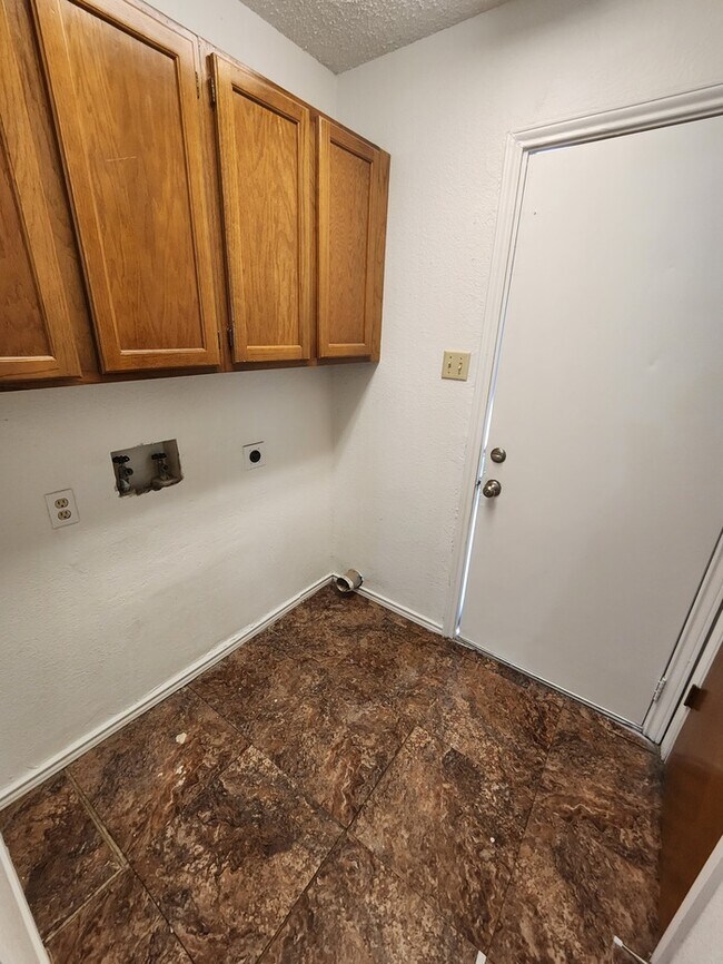 Building Photo - 3 bed 2 bath townhome, 1 car garage and 1 carport