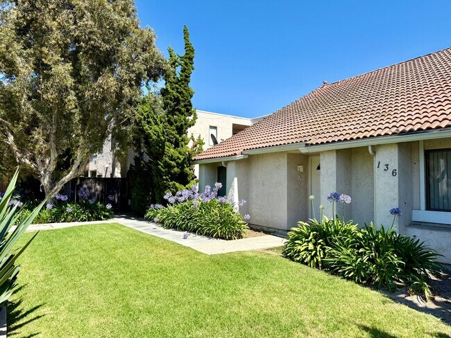 Building Photo - Large Lower Unit w/ Fenced Backyard!