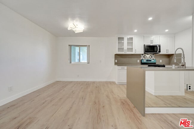 Building Photo - 9005 Cynthia St