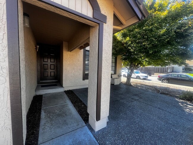 Building Photo - Charming 3-Bedroom, 2-Bath Home in a Highl...