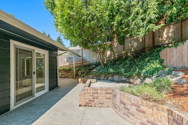 Building Photo - Elegant Air-Conditioned Newly Remodeled Matthews Beach Rambler