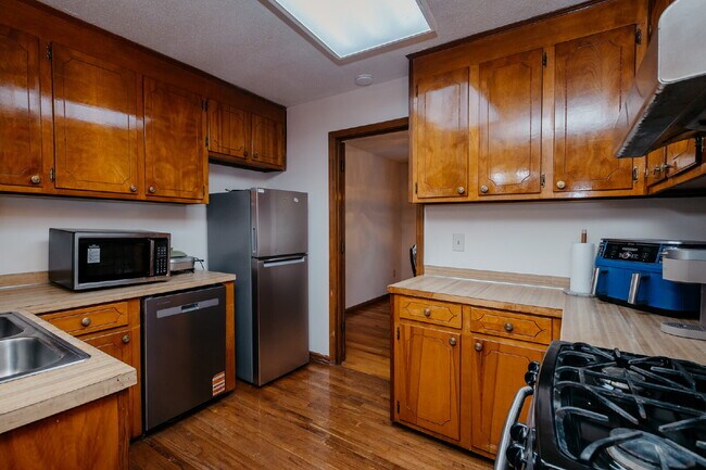 Building Photo - Fully Furnished Charleston Rental Near Folly Beach – Utilities Included | $3,100/Month