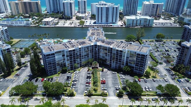 Building Photo - 800 Parkview Dr