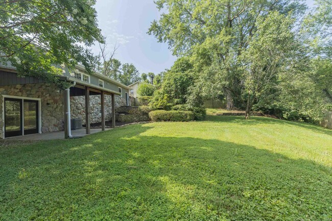 Building Photo - 711 Carole Dr