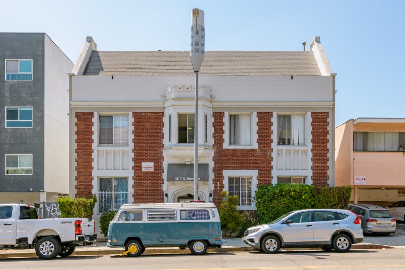 Building Photo - 1317 N Bronson Ave