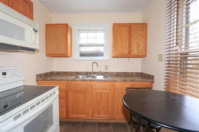 Building Photo - Sycamore Twp - Charming 2 bed 1 bath bungalow