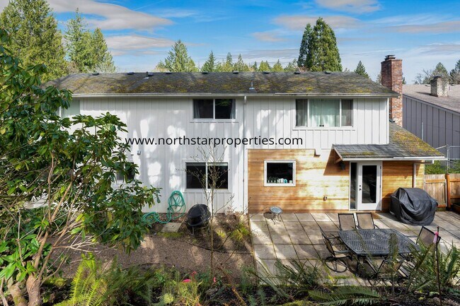 Building Photo - Lake Oswego Beauty Next to Tryon Creek