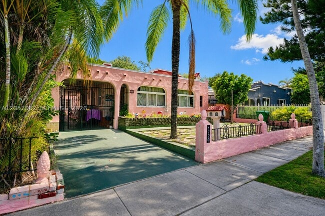 Building Photo - 1720 SW 11th St