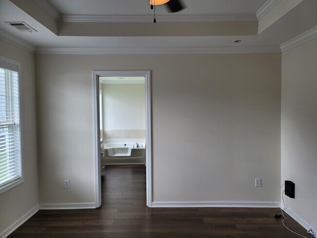 Building Photo - 215 Wembley Dr