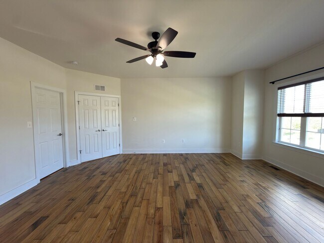 Building Photo - Spacious 4 Bed 3.5 Bath Home in Round Hill VA For Rent!