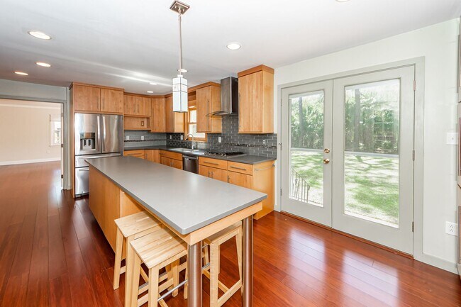 Building Photo - 4 Bedroom 2.5 Bath House in Montclair - We...