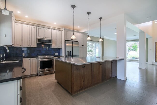 Building Photo - Remarkable in Round Rock!