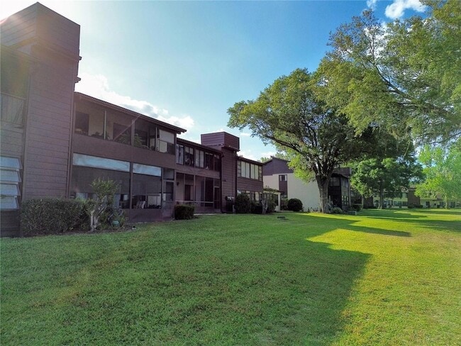 Building Photo - 520 Fairways Cir