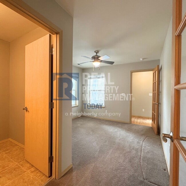 Building Photo - 3 Bedroom + Office Near Amenities!