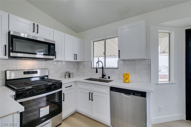 Building Photo - 598 Jackson Dr