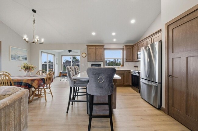 Building Photo - 557 Cannondale Ave