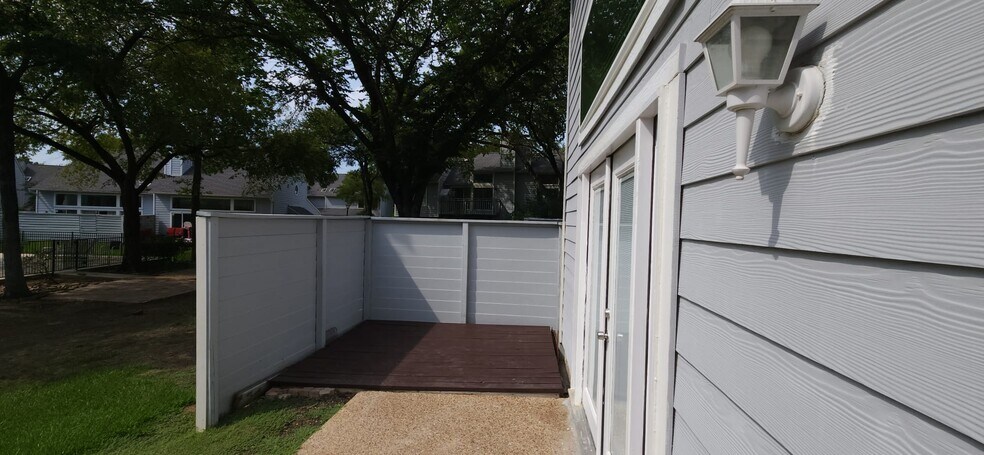 Deck - 631 Cimarron Trl