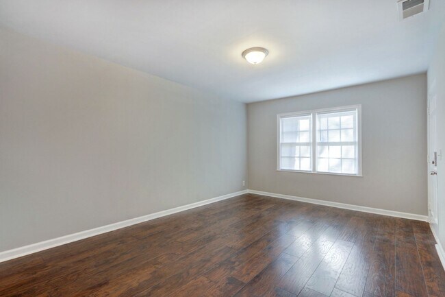 Building Photo - 1724 E 39th St