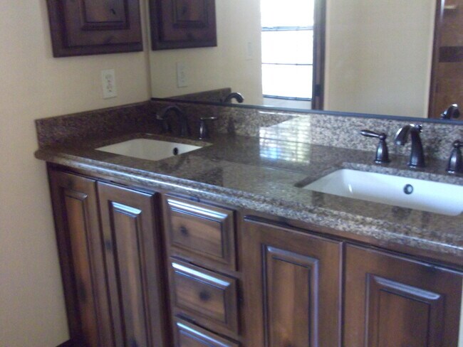 Building Photo - 6284 Wildwood Ct