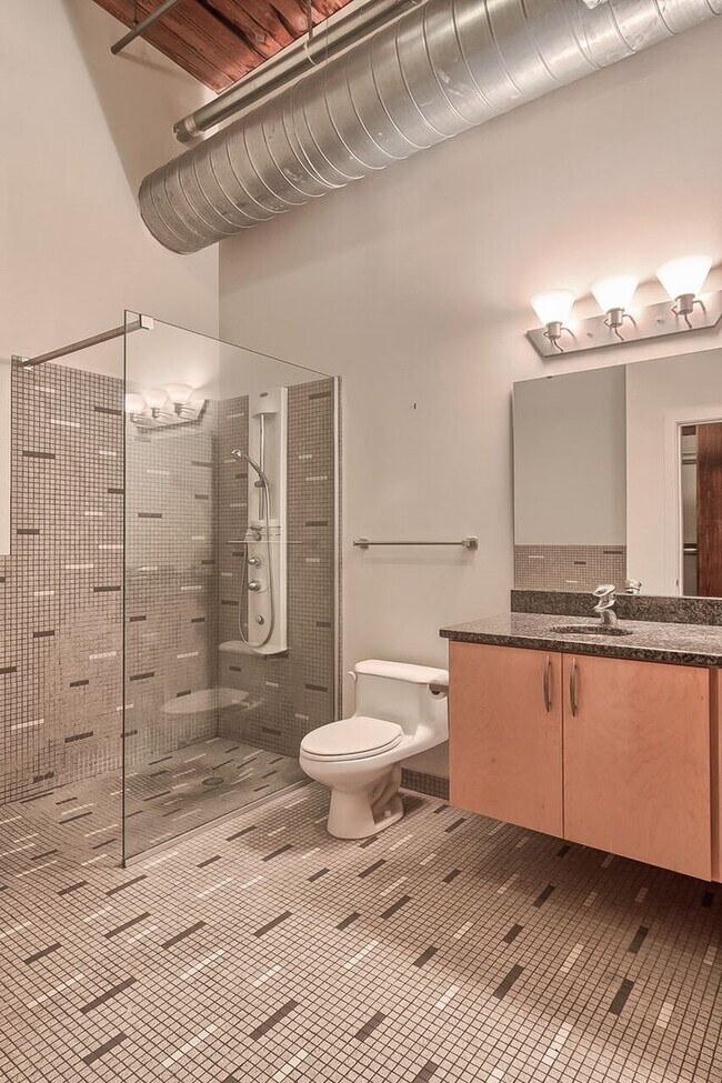 Building Photo - Huge Luxury 2 Story Condo with Private Roo...