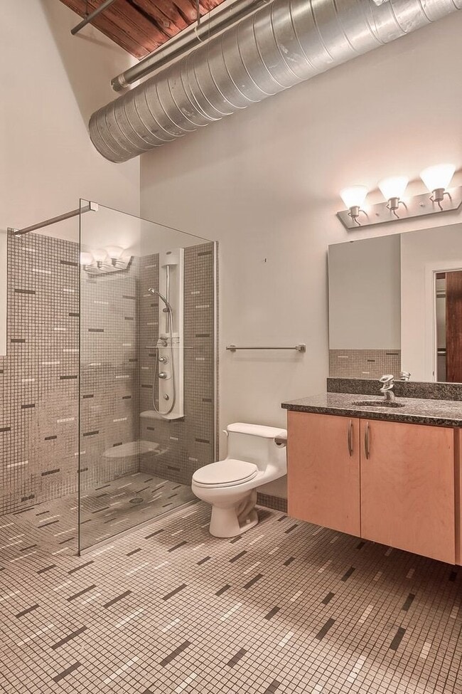 Building Photo - Huge Luxury 2 Story Condo with Private Rooftop Deck!