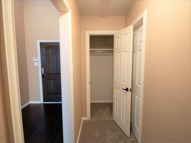 Building Photo - 417 Hackberry Dr