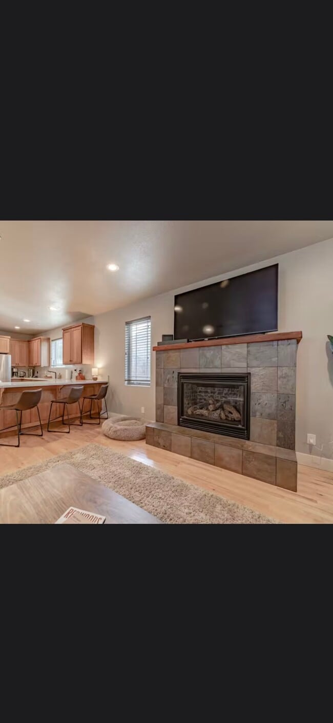 Gas fireplace - 4156 Williams St