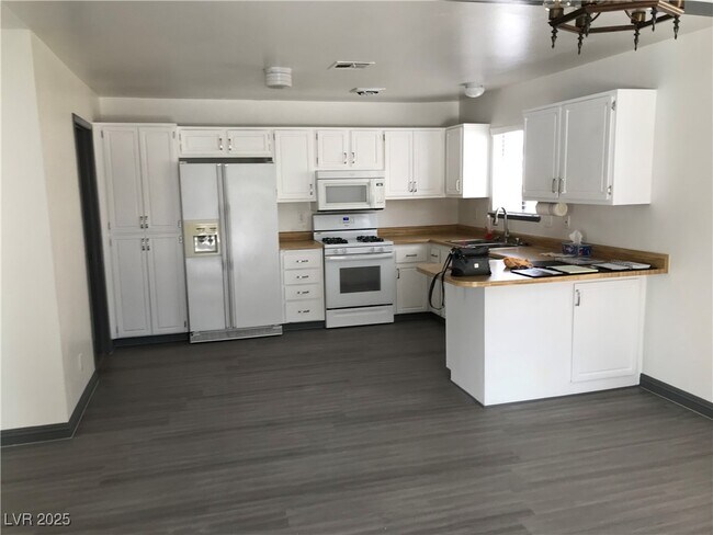 Building Photo - 6271 Cedarwood Ave