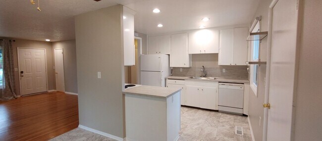 Building Photo - Darling Updated 3 Bedroom Ranch Located a Block from Glenwood City Park and Just a few Blocks fro...