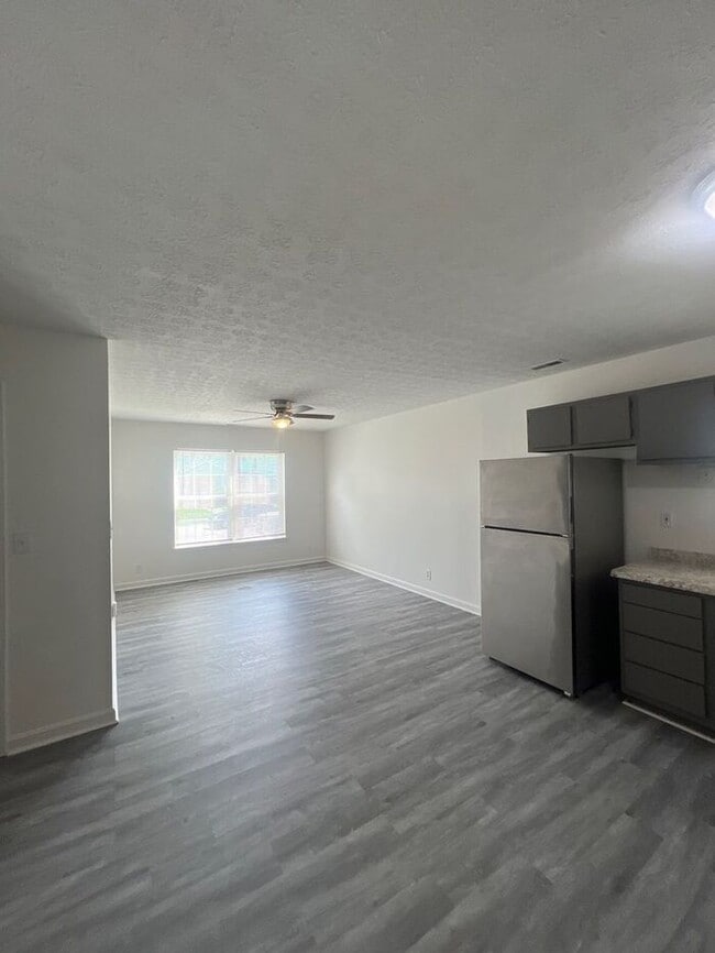 Building Photo - 3415 River Park Dr